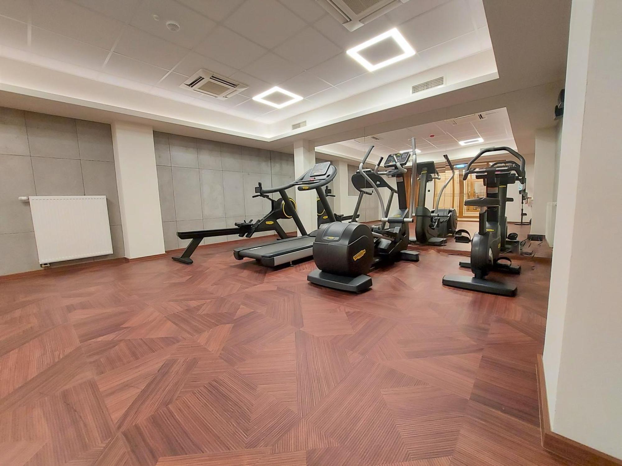 Sky Hotel Krakow Luaran gambar